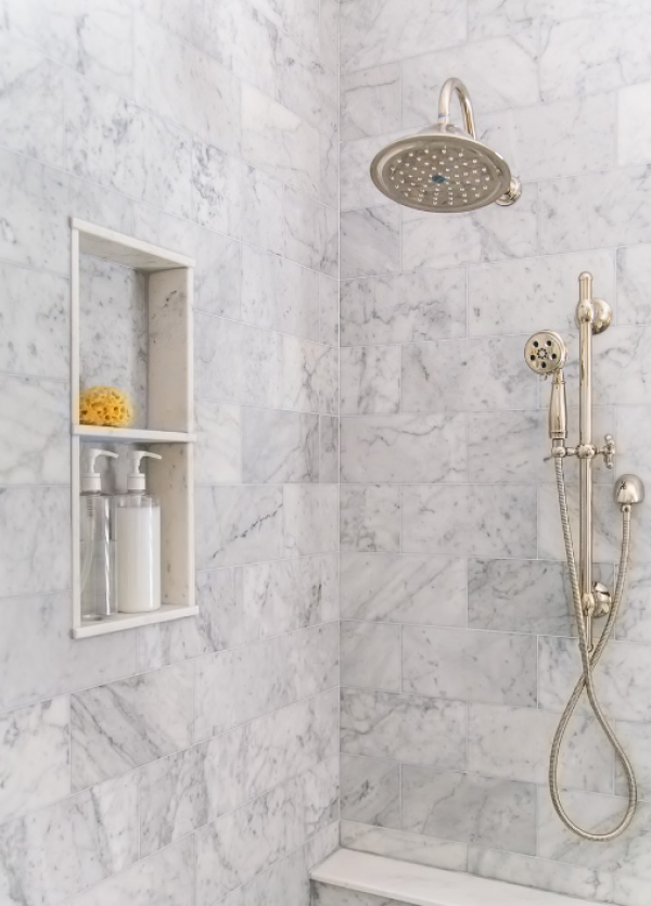 Dinding kamar mandi dengan kombinasi ubin marmer dan ubin kaca